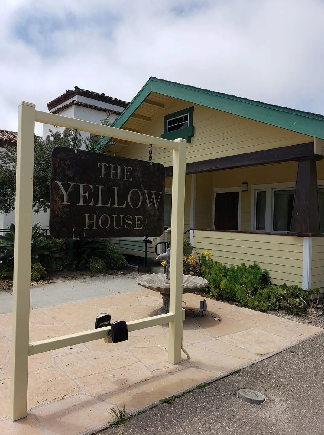 El edificio de The Yellow House Arts Academy con su letrero característico